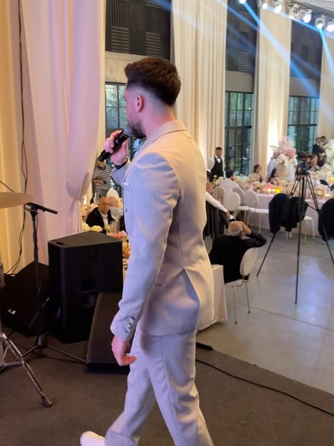 Hanna Abi Hanna singing at an event